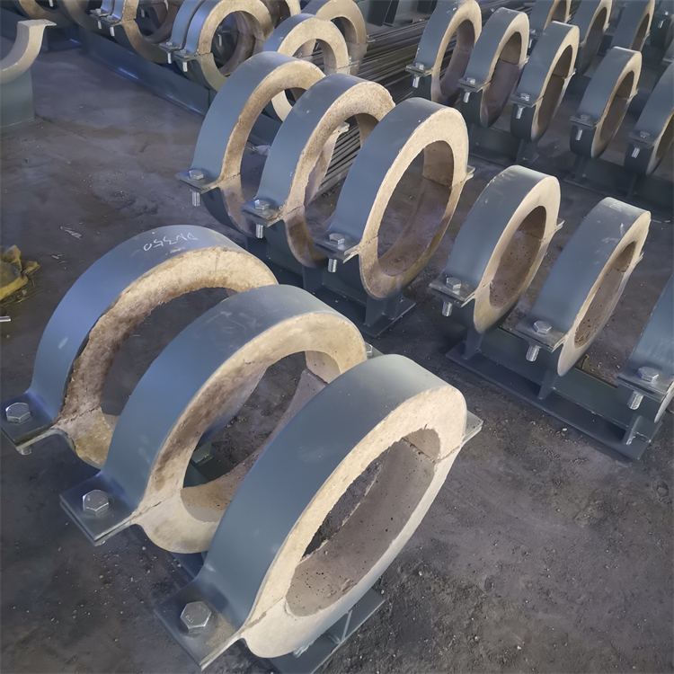 三抱箍蛭石隔熱管托